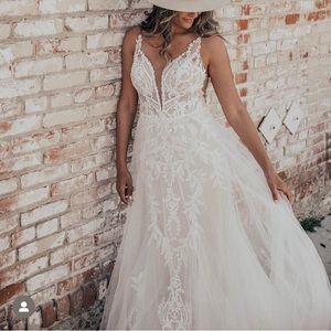 Stunning Essence of Australia Bridal Gown style D3324